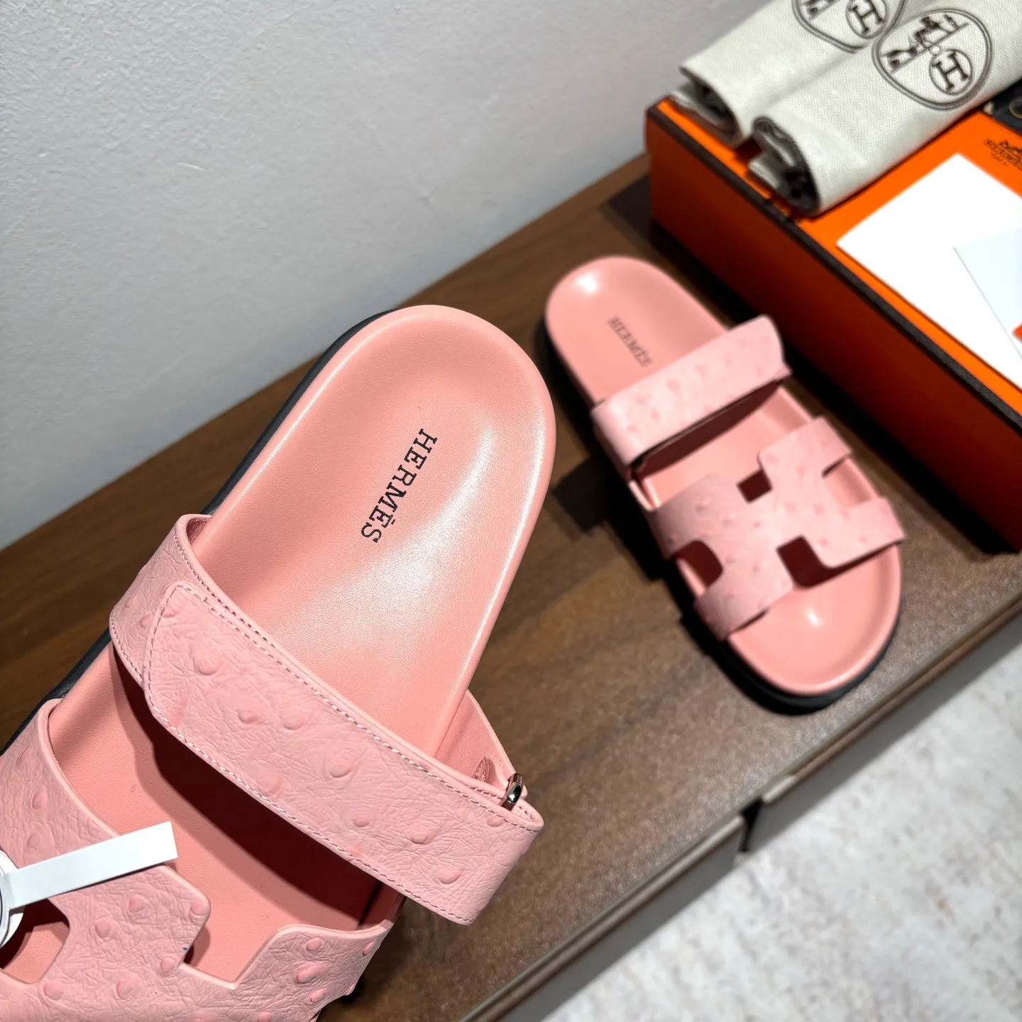 👟👟Ex-factory price 520👟👟 Men's size +10 Brand💗: HERMES Number💗: H8018-210199 Color💗: Ostrich pattern new color system Size 💗: 35 to 40 38-45 Upper material: imported calfskin Outsole material: Tpu anti-slip and wear-resistant outsole 🆕🆕🆕HERMES 2025 latest color matching, original purchased and dismantled, imported custom fabrics. All colors have been adjusted N times, striving to be zero different from the original! The top version for women 💰 Erjie's shoes that have become extremely popular recently - chypre sandals, which are comfortable for all ages and are cute and cute. Paired with various colored socks, it’s so trendy